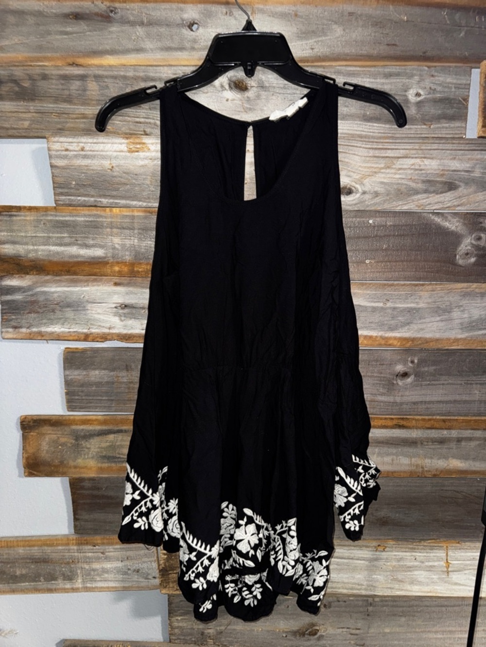 Love Tree- women’s romper- large- black with white flowers